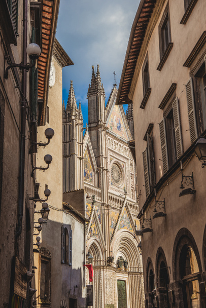 antiga Catedral histórica de Orvieto e edifícios em Orvieto, subúrbio de Roma, Itália
  - Foto, Imagem