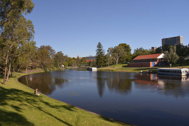 Аделаидский фестивальный центр и река Торренс
 - Фото, изображение