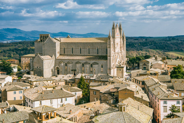 Widok z lotu ptaka starego Orvieto Cathedral i budynków w Orvieto, przedmieście Rome, Włochy  - Zdjęcie, obraz