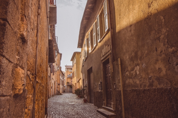 άδειο δρόμο και κτίρια σε Orvieto, προάστιο της Ρώμης, Ιταλία  - Φωτογραφία, εικόνα