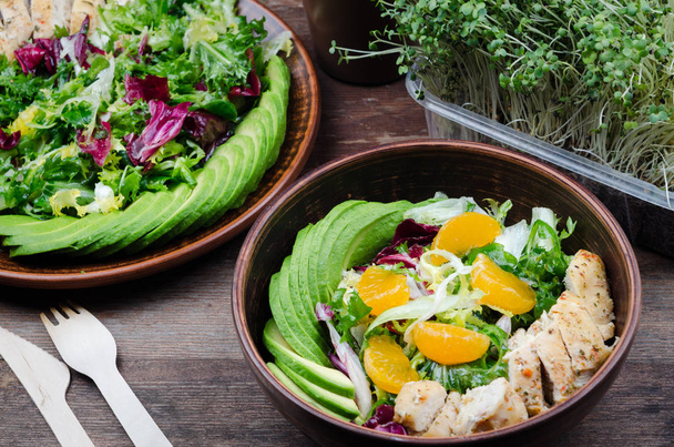 Grüner Salat mit Avocado, Huhn und Zitrusfrüchten - Foto, Bild