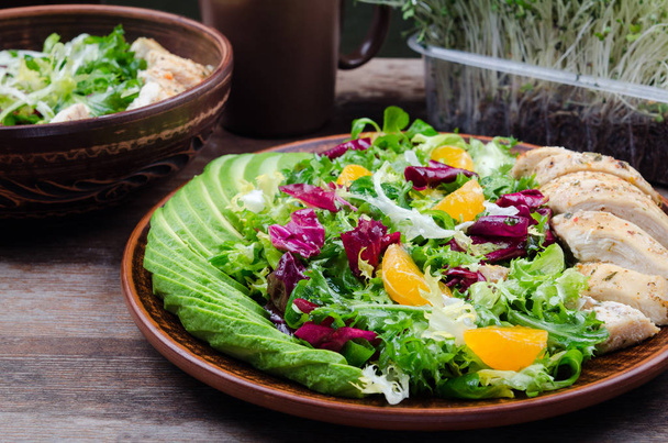 Grüner Salat mit Avocado, Huhn und Zitrusfrüchten - Foto, Bild