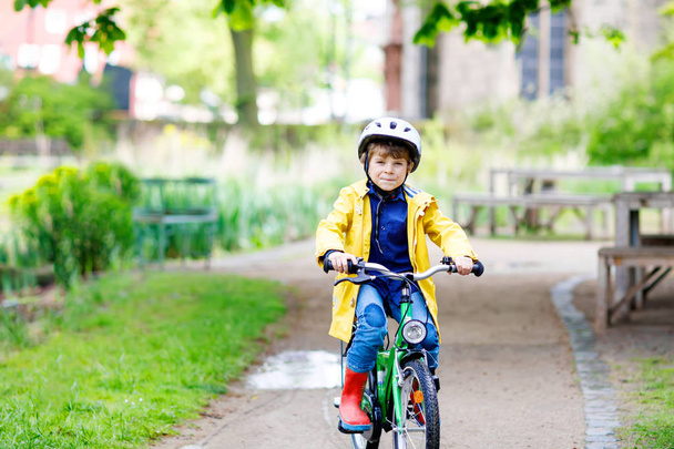 Sevimli küçük okul öncesi çocuk çocuk parkı bisiklet sürme. - Fotoğraf, Görsel