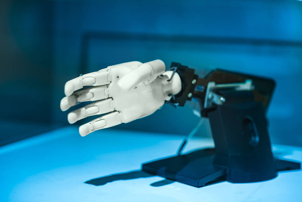 Rozšířená realita pro průmysl konceptu. Robotické a automatizace aplikace systému řízení na automatizovat ramena robota v inteligentní výrobní zázemí. - Fotografie, Obrázek