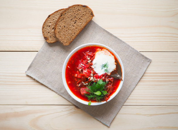 Bortsch traditionnel ukrainien. Soupe rouge végétarienne russe dans un bol blanc
 - Photo, image