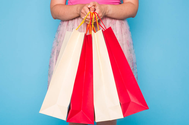 pessoas, conceito de venda e consumismo - close-up de mulher com sacos de compras sobre fundo azul
 - Foto, Imagem