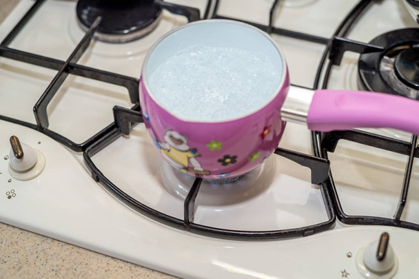 Kochendes Wasser in der Pfanne - Foto, Bild