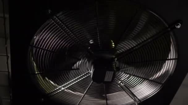 Filmación de una celda del sistema de ventilación en la oscuridad
 - Metraje, vídeo