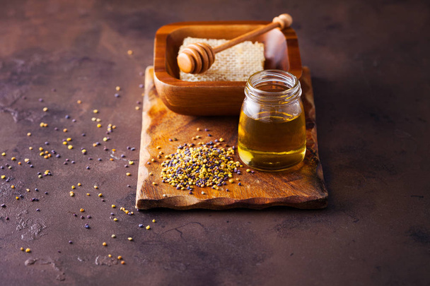honing met honingraat en pollen - alternatieve geneeskunde - Foto, afbeelding