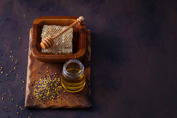 honing met honingraat en pollen - alternatieve geneeskunde - Foto, afbeelding