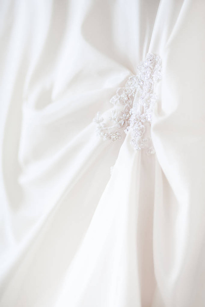 ビーズ刺繍の要素と花嫁のドレス。結婚式のブライダルの伝統的な象徴的なアクセサリー. - 写真・画像