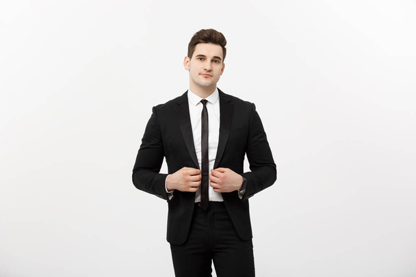 Business Concept: Bello uomo felice sorriso giovane bel ragazzo in abito intelligente posa su isolato sfondo grigio
. - Foto, immagini