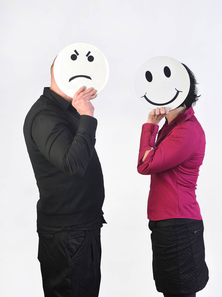 ein wütender Mann und eine glückliche Frau mit einem Teller im Gesicht - Foto, Bild