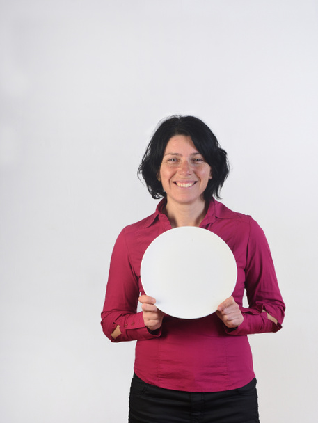 eine glückliche Frau mit einem Teller - Foto, Bild