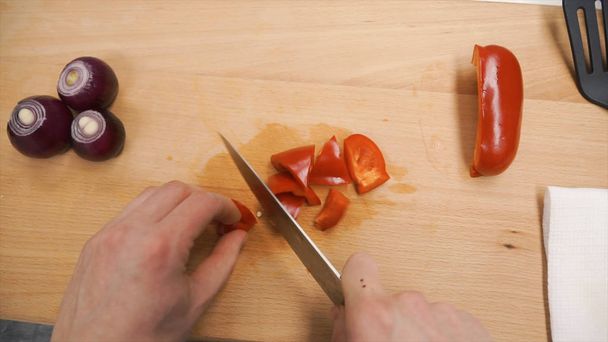 Zbliżenie ludzkich rąk gotowanie Sałatka warzywa w kuchni na stole. Klip. Zdrowy posiłek i wegetariańskie koncepcja. Gotowanie, jedzenie i koncepcja domu - Zdjęcie, obraz