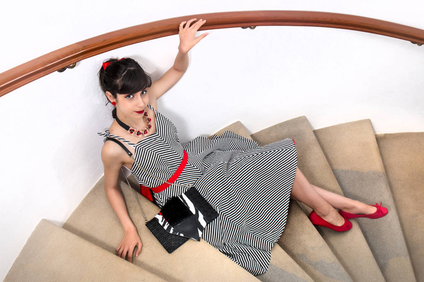 Kız lüks evin içinde vintage giyim ile poz. - Fotoğraf, Görsel