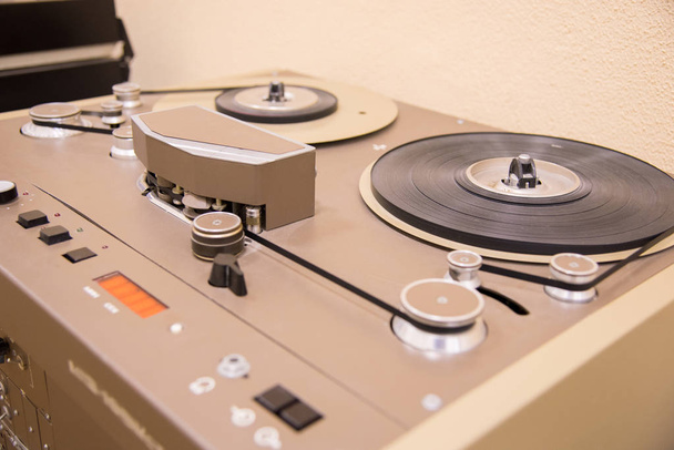 Parte do velho gravador vintage é marrom com cassetes
 - Foto, Imagem