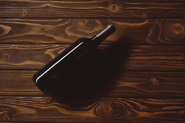 vista dall'alto della bottiglia di vino rosso sul tavolo di legno
 - Foto, immagini