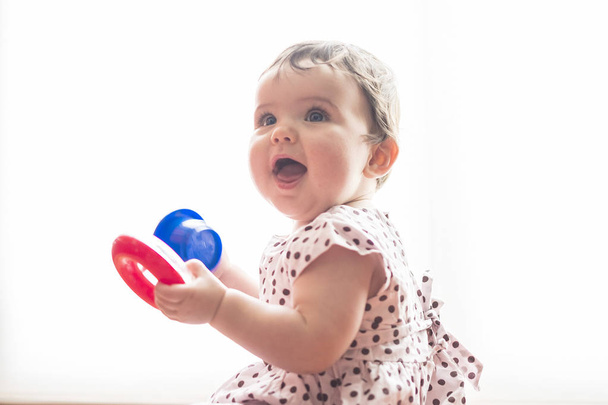 Маленька дитина грає з кольоровими іграшками
 - Фото, зображення