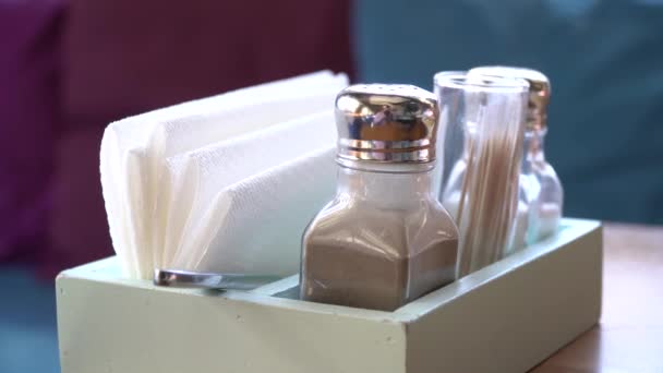 Vrouwelijke Hand trekken weefsel uit doos in Cafe. - Video