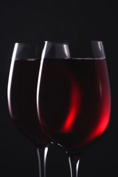primo piano di bicchieri pieni di vino rosso di lusso su nero
 - Foto, immagini
