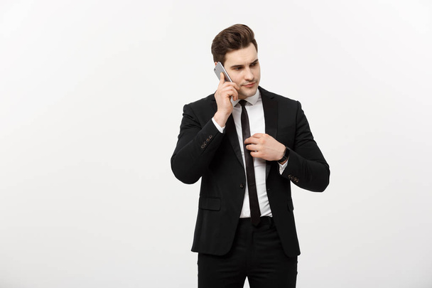 Üzleti koncepció: Jóképű üzletember ruha, és beszél a telefonon keresztül elszigetelt szürke háttér. - Fotó, kép