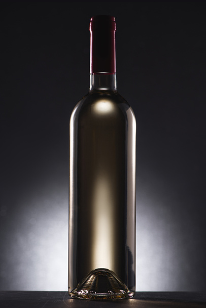 singola bottiglia di delizioso vino bianco su nero
 - Foto, immagini