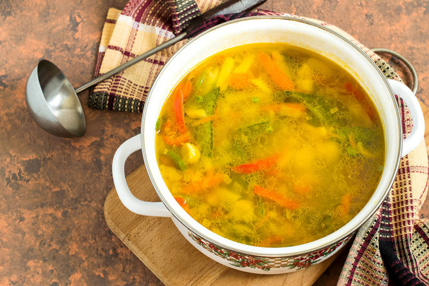 Soupe de légumes d'été fraîchement brassée dans une casserole en émail
  - Photo, image