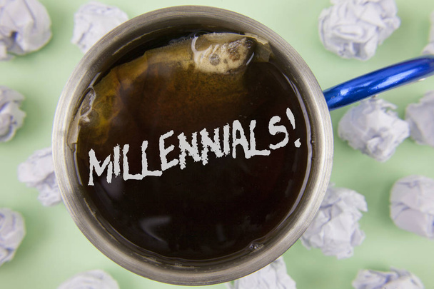 Sinal de texto mostrando Millennials Motivational Call. Foto conceitual Geração Y Nascido de 1980 a 2000 escrito em Black Tea in Cup dentro de bolas de papel enrugadas em fundo verde liso
. - Foto, Imagem