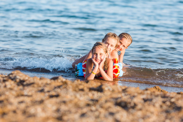 Happy kids on the beach - Valokuva, kuva
