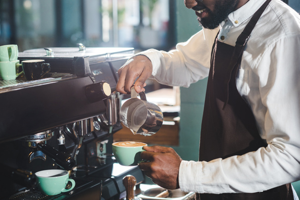 vágott lövés mosolyogva afro-amerikai barista hogy cappuccino kávéfőző - Fotó, kép