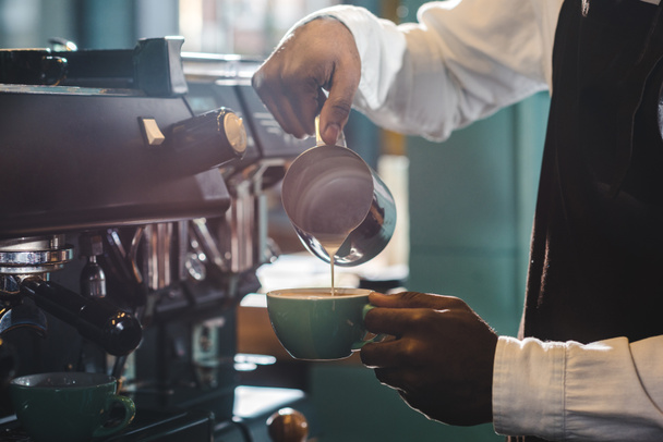 abgeschnittener Schuss Barista bereitet Cappuccino im Café zu  - Foto, Bild