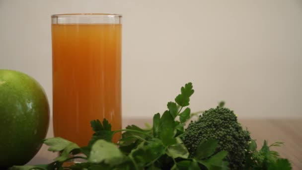 Portakal suyu, elma ve yeşil gıdalar sağlıklı kahvaltı için. - Video, Çekim