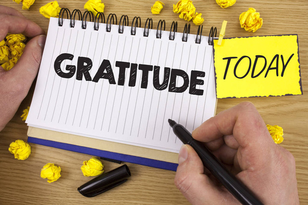 Sana kirjoittaa kiittämättömyyttä. Liiketoiminta käsite Laatu on kiitollinen arvostus Kiitollisuus Ansioluettelo kirjoittanut mies Notepad tilalla tussi puupohjalla Tänään Paper Balls
 - Valokuva, kuva