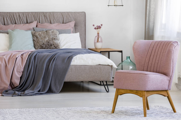 Pink chair in bedroom - Foto, Imagen