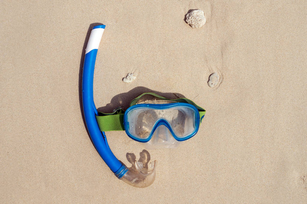Colorida máscara de snorkel junto al mar, playas tropicales remotas
 - Foto, imagen