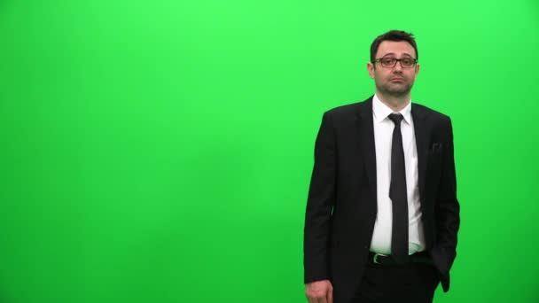 Geschäftsmann präsentiert sich vor grünem Bildschirm - Filmmaterial, Video
