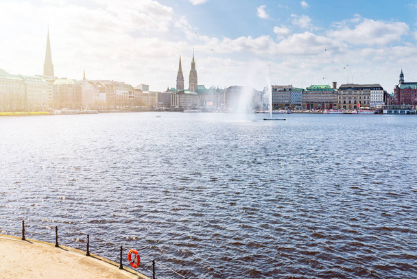 Озеро Альстер в Гамбурге в солнечный день
 - Фото, изображение