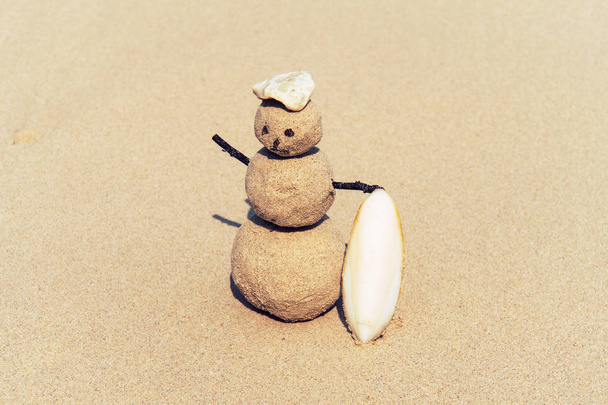 Sandmann, Puppe aus Sand, Schneemann am Strand - Foto, Bild