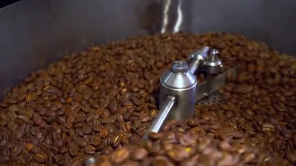 Chłodzenie ziaren kawy po prażeniu. Maszyna do prażenia, zbliżenie - Materiał filmowy, wideo