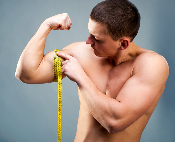 Man measuring bicepsc - Foto, afbeelding