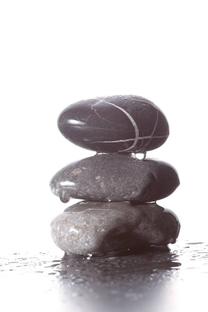 стопка дзен-камней концепция накопилась на белом фоне
 - Фото, изображение