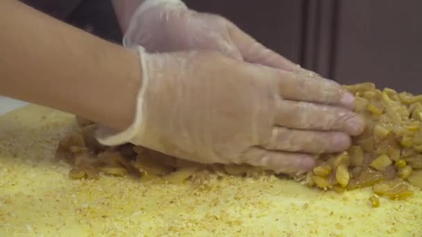 Шеф-повар кладет яблоки на тесто
 - Кадры, видео