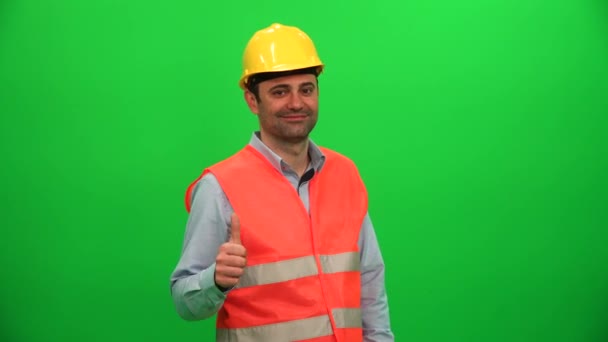 Ingeniero hombre en casco amarillo mostrando pulgares hacia arriba gesto de la mano. Buen trabajo Bien hecho
. - Metraje, vídeo