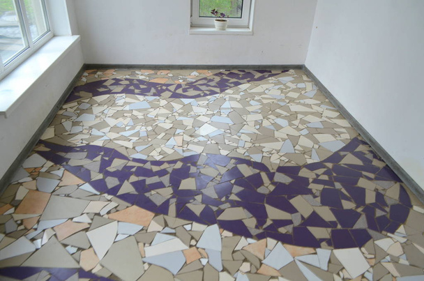 Vloer met mozaïek, gebroken tegels, interieur Oosterse moderne - Foto, afbeelding
