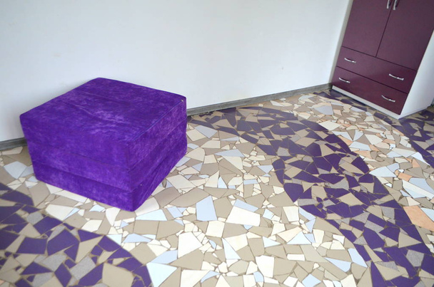 Fußboden mit Mosaik, kaputte Fliesen, orientalisches Interieur modern - Foto, Bild