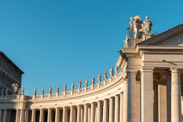 Detail of the St Peter's Basilica in Vatican. Statues on the top of St Peter's Basilica - Foto, Imagen