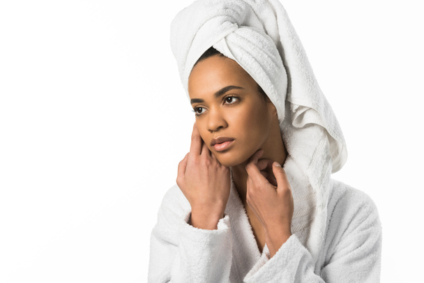 mujer afroamericana tierna en albornoz y toalla con piel limpia perfecta, aislada en blanco
 - Foto, Imagen