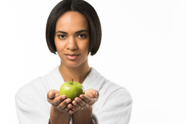 attraktive afrikanisch-amerikanische Frau mit Apfel, isoliert auf weiß - Foto, Bild