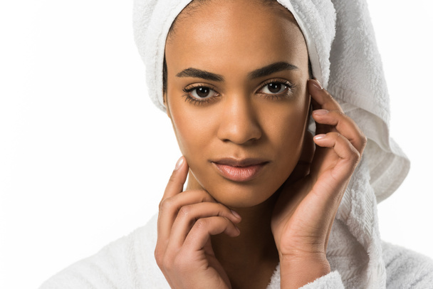 Zarte afrikanisch-amerikanische Frau in Bademantel und Handtuch mit sauberer Haut, isoliert auf weiß - Foto, Bild
